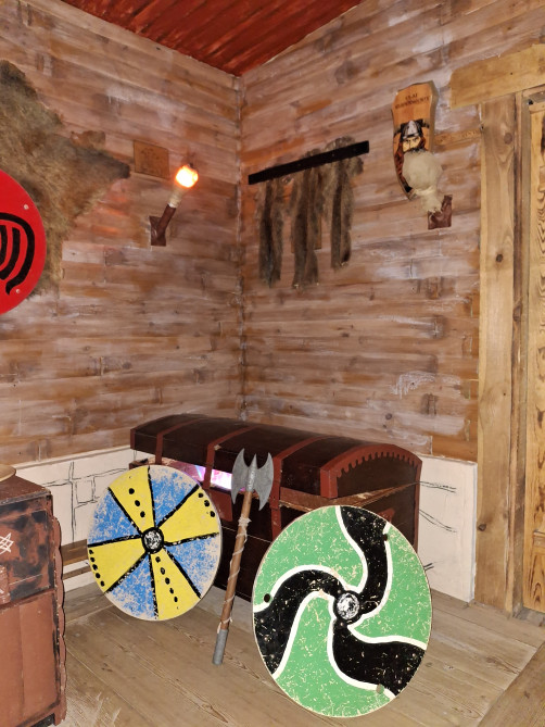 Zdjęcie przedstawiające fragment wnętrza pokoju Wikingowie · Amulety Mocy