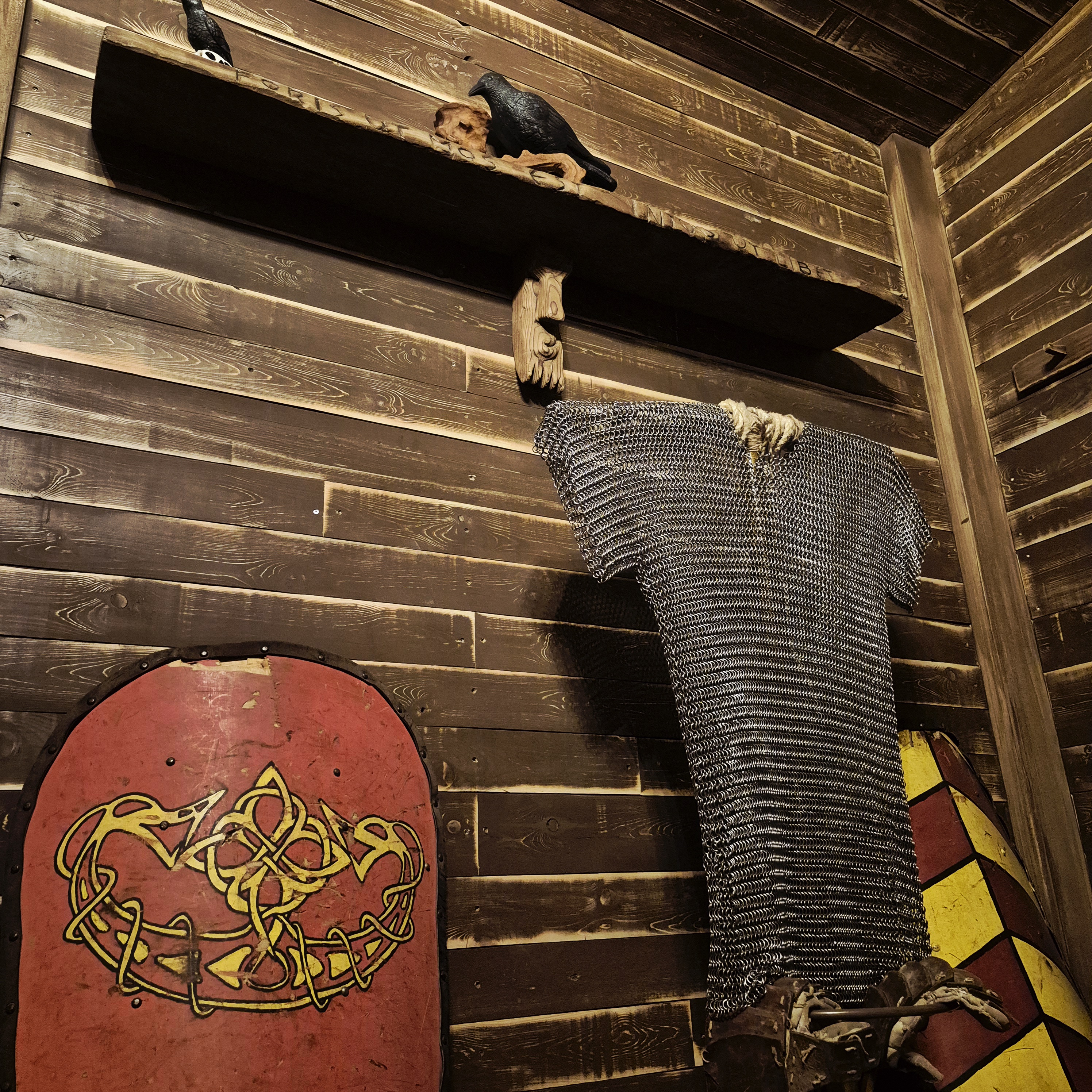 Zdjęcie przedstawiające fragment wnętrza pokoju Wikingowie · Amulety Mocy