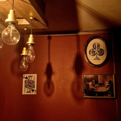 Zdjęcie przedstawiające fragment wnętrza pokoju Ostatnie Rozdanie · Jaskinia Hazardu