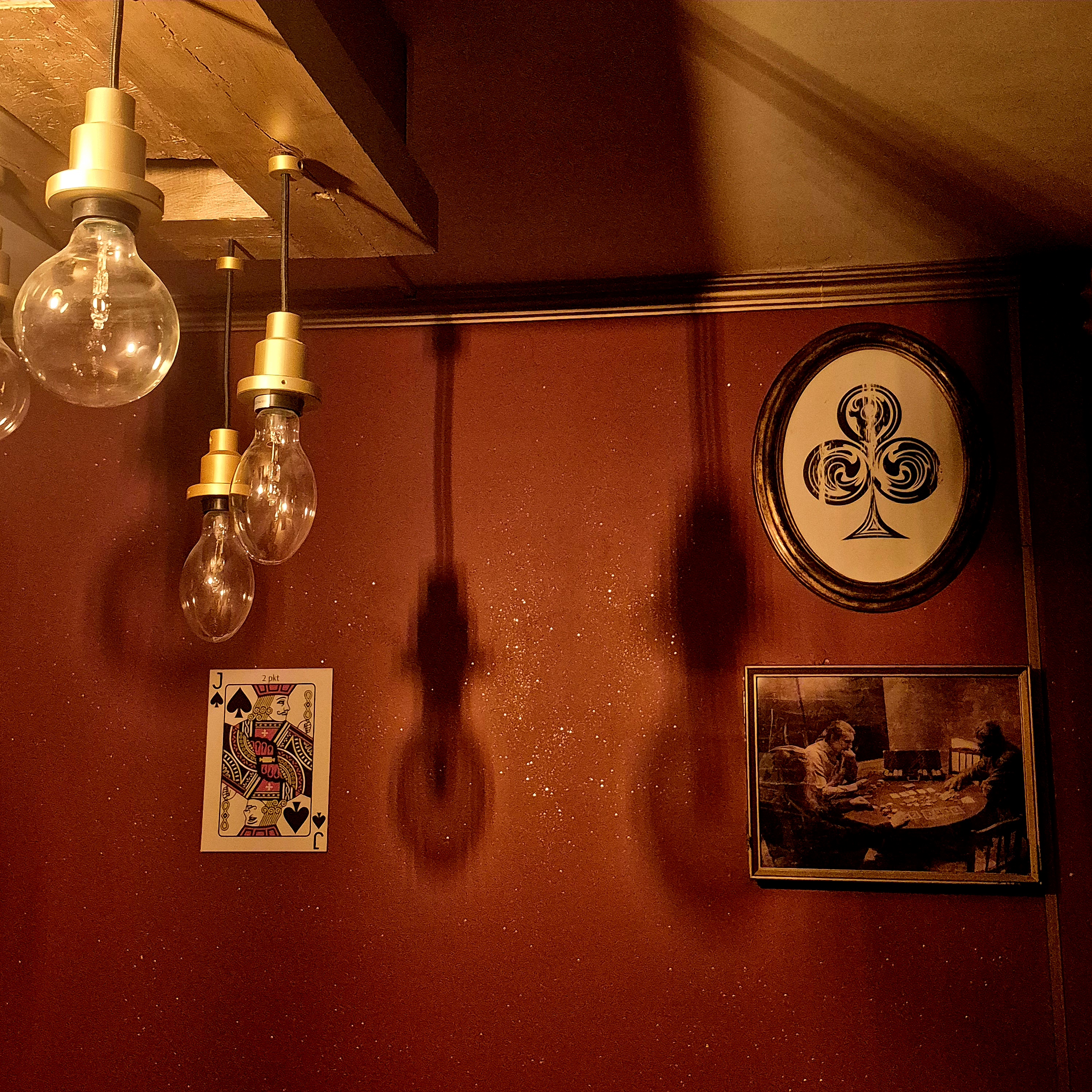 Zdjęcie przedstawiające fragment wnętrza pokoju Ostatnie Rozdanie · Jaskinia Hazardu